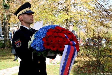 Ob 1. novembru smo se s polaganjem cvetja k osrednjim kamniškim spomenikom poklonili žrtvam vojn (29)